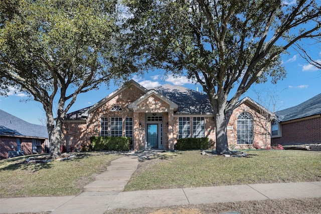 view of front facade featuring a front lawn