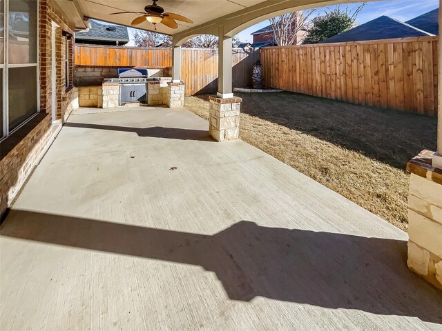 view of patio featuring ceiling fan, an outdoor kitchen, and area for grilling