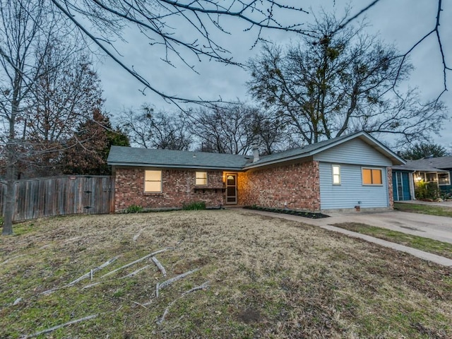 view of front of home with a front lawn