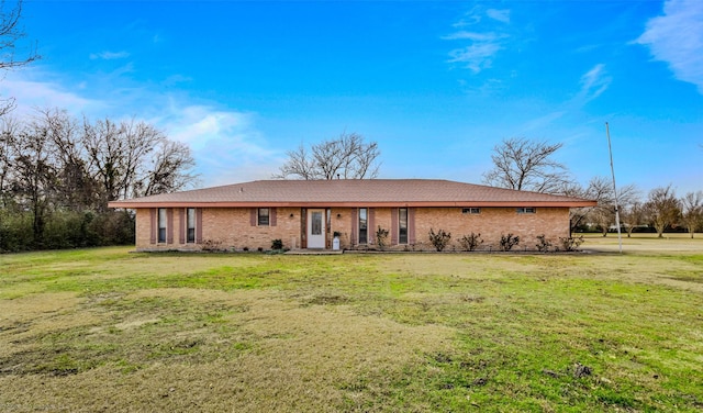 single story home featuring a front yard