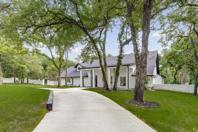 view of front of house featuring a front lawn