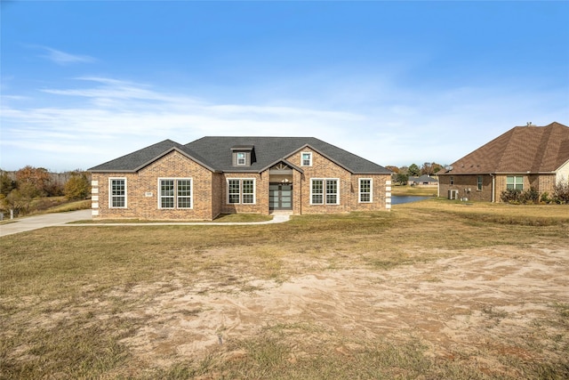 view of front of home featuring a front yard