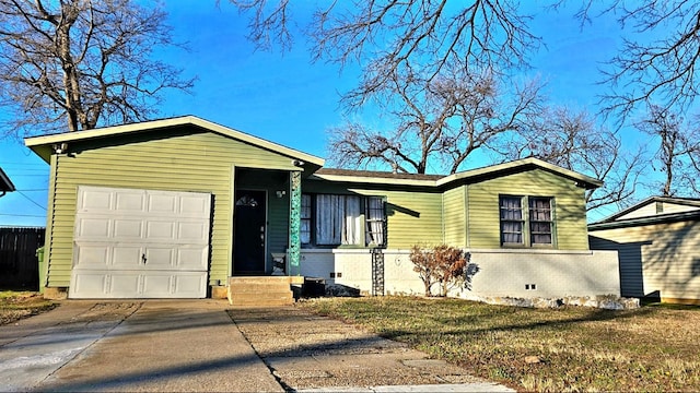 view of front of property featuring a garage