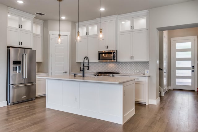 7836 Minglewood Ln, Dallas, TX 75231 - kitchen featuring stainless steel appliances, a sink, light countertops, decorative backsplash, and recessed lighting
