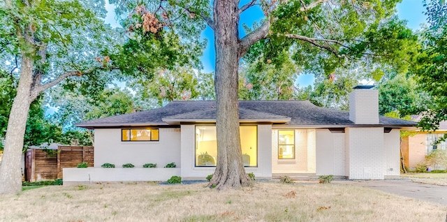 view of front of home featuring a front lawn