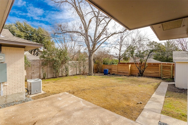 view of yard featuring a patio