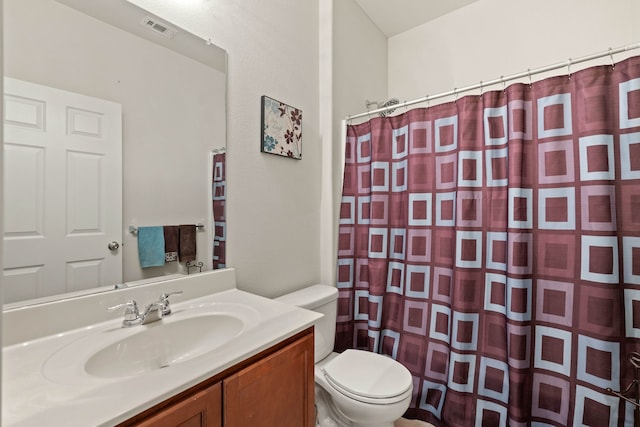 full bath featuring toilet, visible vents, a shower with shower curtain, and vanity