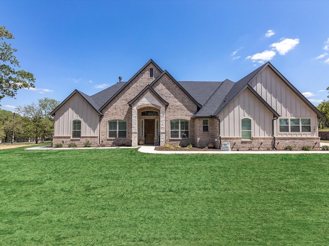 view of front of house featuring a front yard