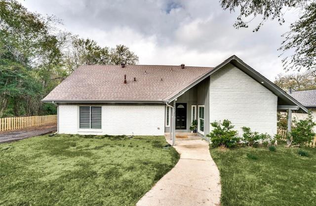 view of front of property with a front yard