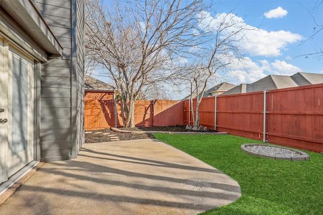 view of yard featuring a patio