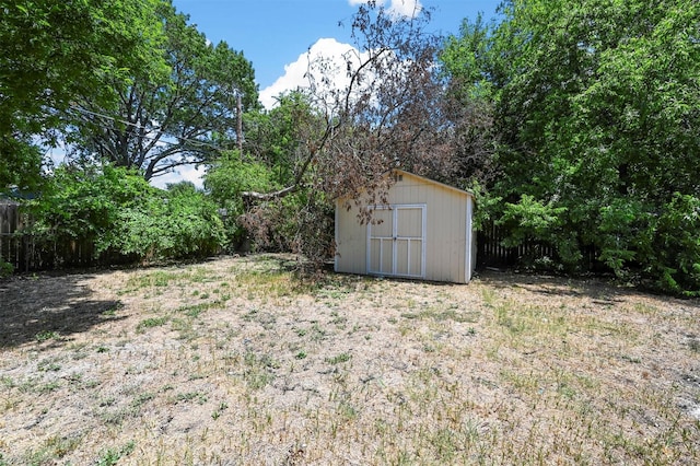 view of yard with a storage shed