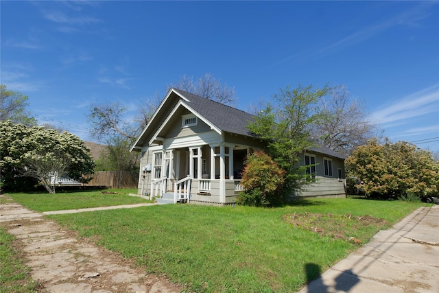 view of front facade with a front yard