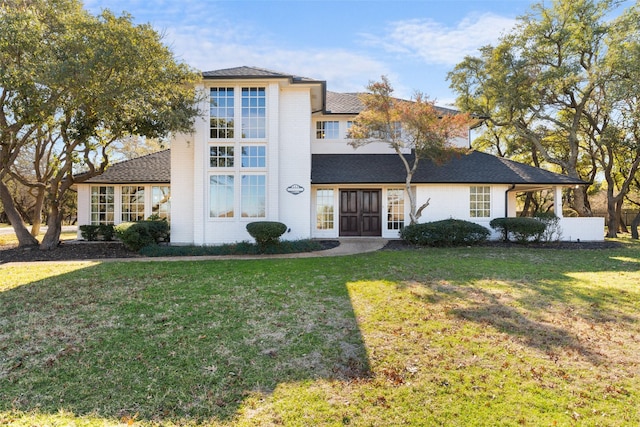 view of front facade with a front yard