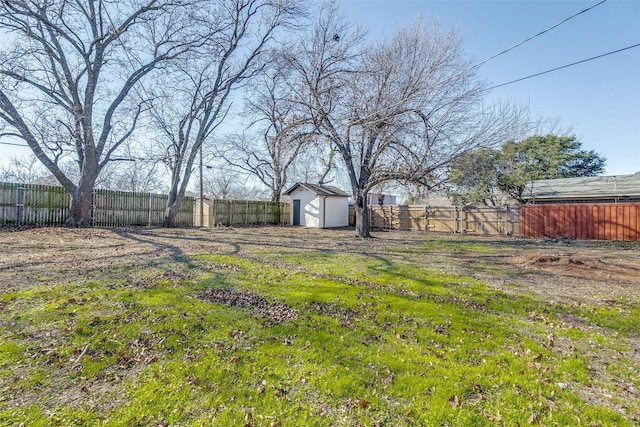 view of yard featuring a storage shed