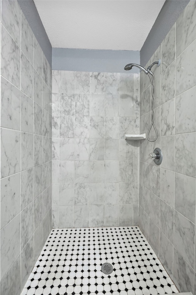 bathroom featuring tiled shower