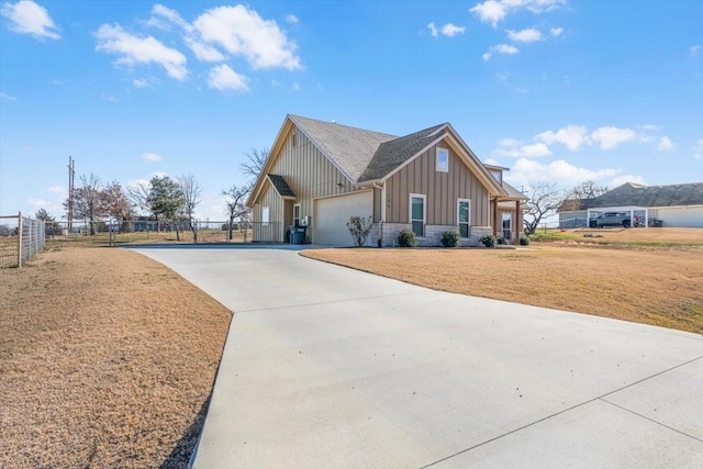 view of front of home featuring a front yard and a garage