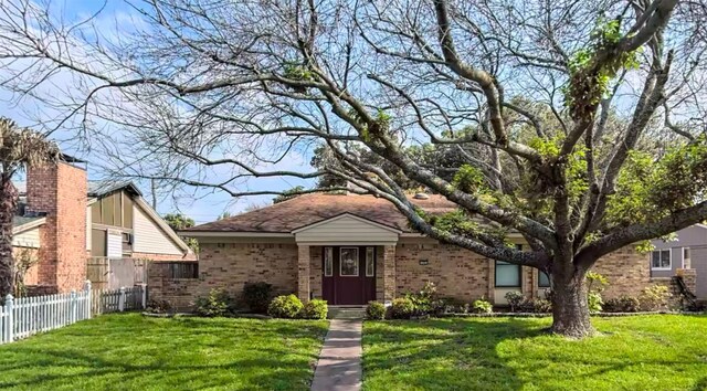 single story home featuring a front lawn