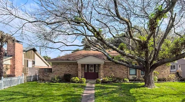 view of front of home featuring a front lawn