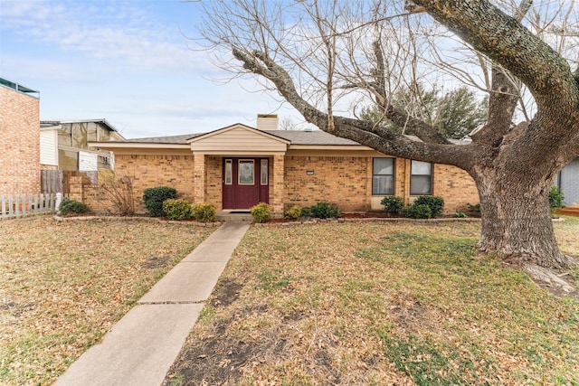 ranch-style home featuring a front lawn