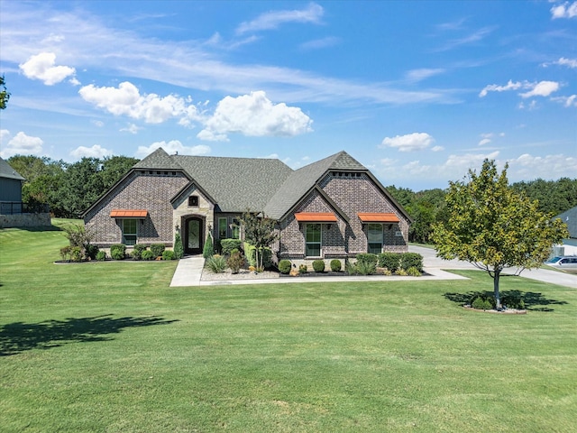 view of front of home featuring a front yard