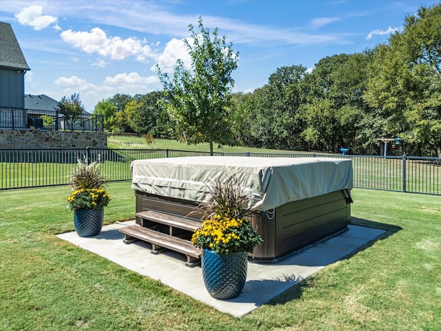 view of yard featuring a hot tub