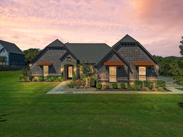 view of front of home featuring a lawn