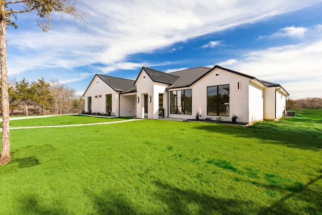 view of front of house with a front yard