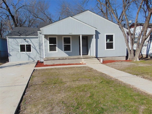 view of front of home with a porch and a front lawn