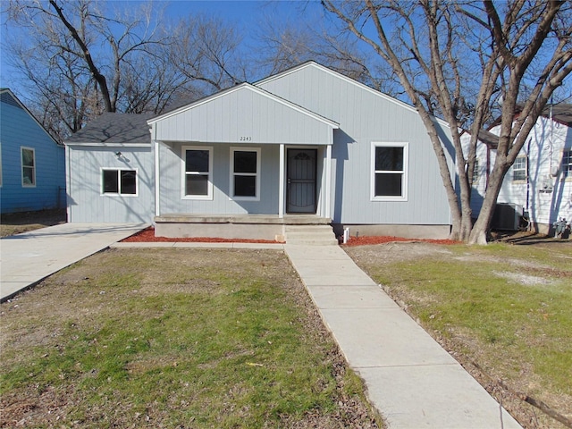 view of front of property with a front yard and covered porch