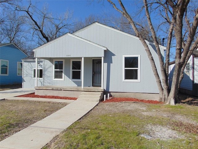 view of front of property featuring covered porch