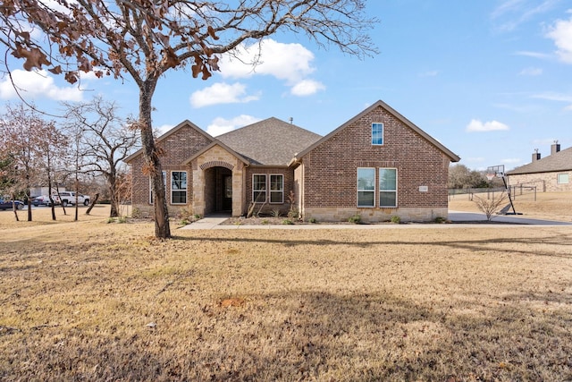 view of front of property with a front yard