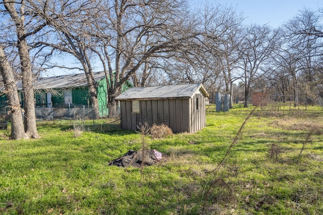 view of yard featuring a storage unit