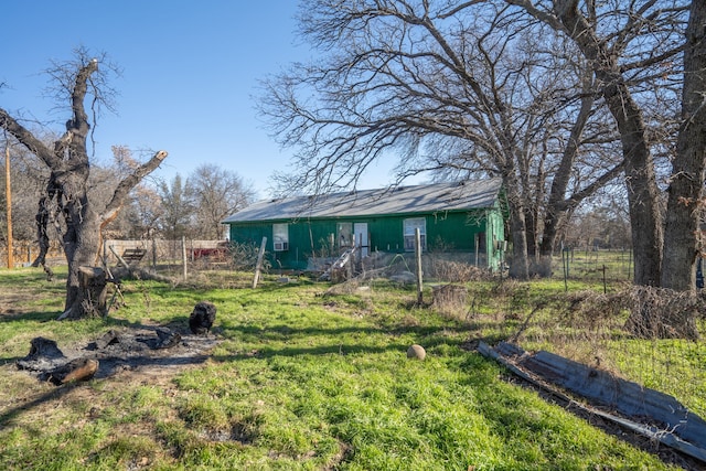 view of yard with an outdoor structure