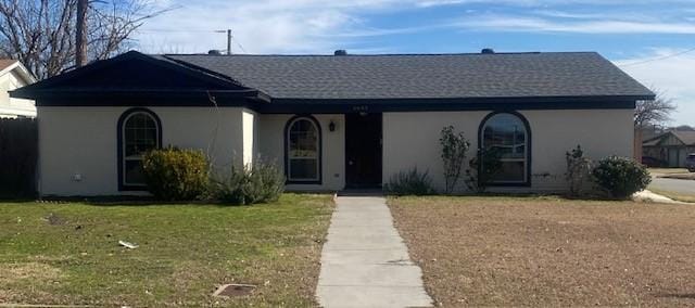 view of front of house featuring a front lawn