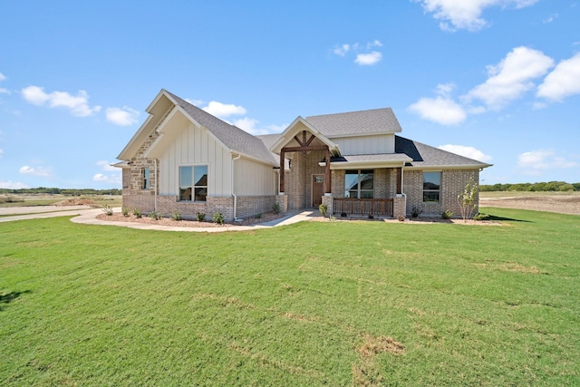 view of front facade featuring a front yard