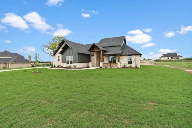 view of front of property featuring a front lawn