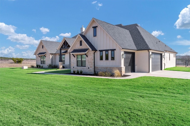 view of front of property featuring a front lawn