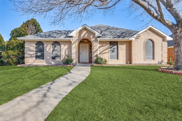 ranch-style home featuring a front lawn