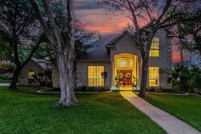 view of front of home featuring a lawn