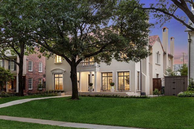 view of front facade featuring a yard