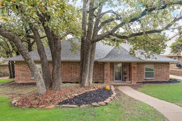 single story home with a front yard