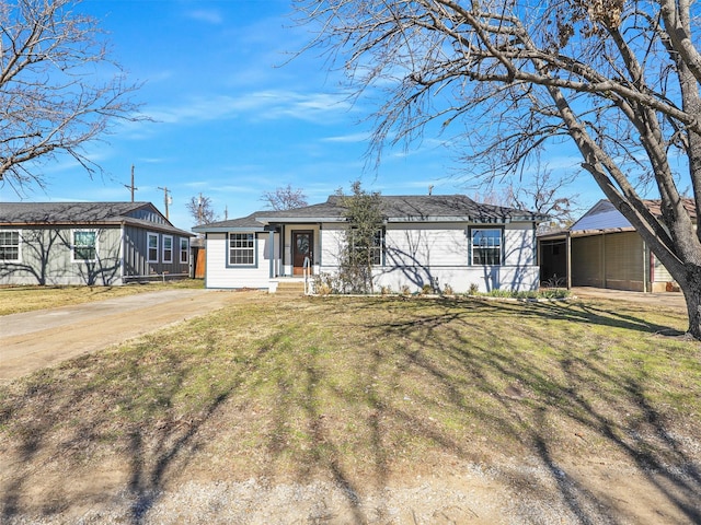 single story home with a front lawn