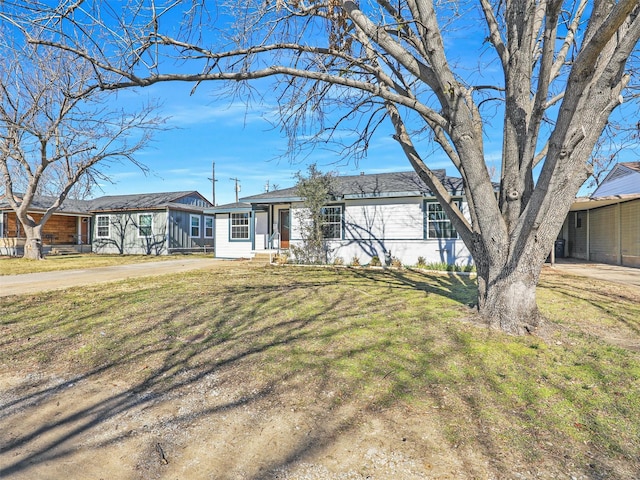 ranch-style house featuring a front yard