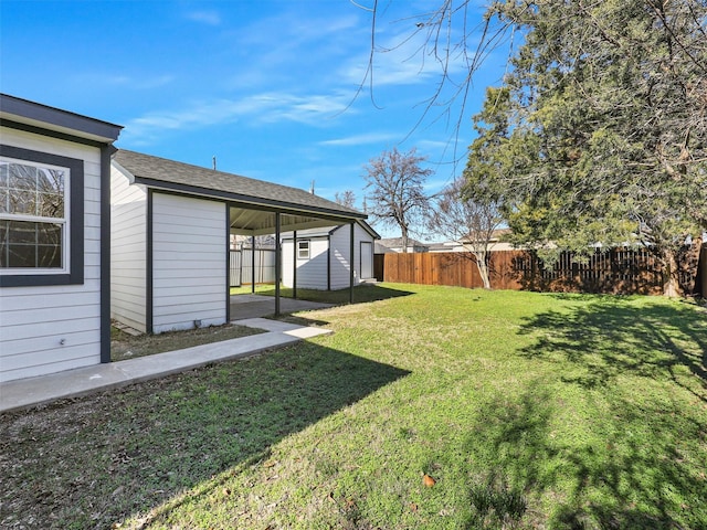 view of yard featuring a storage shed