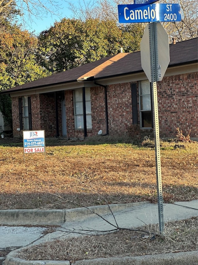 view of front of property with a front yard