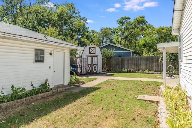 view of yard with a storage shed