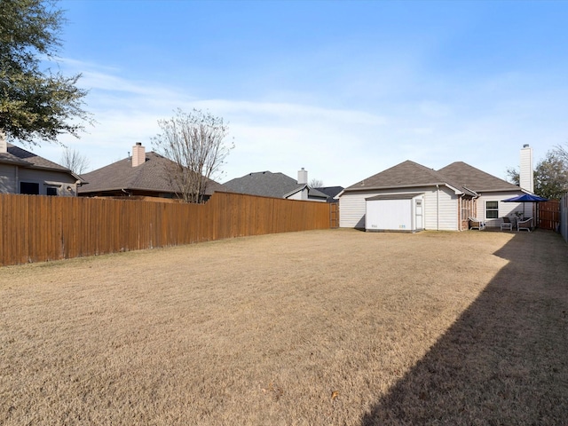 view of yard featuring a storage shed