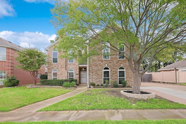 view of front of property featuring a front lawn