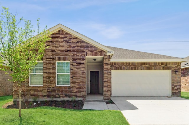 view of front of home featuring a garage and a front yard