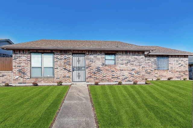 view of front facade featuring a front yard